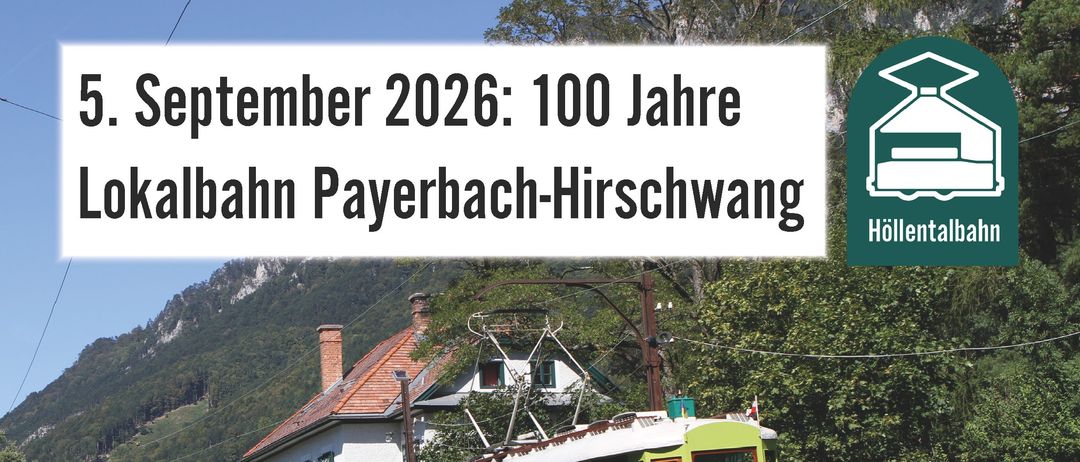 Ein Plakat zum 100-jährigen Jubiläum der Lokalbahn Payerbach-Hirschwang, das eine grüne Straßenbahn auf den Gleisen, einen Berg im Hintergrund und verschiedene Textdetails zur Veranstaltung zeigt.