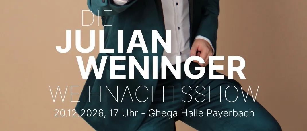 Ein Mann in einem grünen Frack mit weißem Hemd und schwarzer Fliege lächelt und posiert für ein Foto. Über ihm steht 'Die Julian Weniger Weihnachtsshow' und darunter der Termin '20.12.2026, 17 Uhr'.