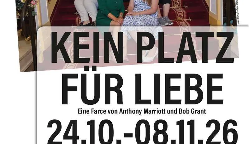 Plakat für das Theaterstück Kein Platz für Liebe im Theater Reichenau, mit einer Familie auf der Treppe und Text in Deutsch.