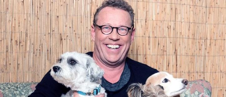 Bild enthält, Glasses, Person, Photography, Portrait, Couch, Puppy, Adult, Male, Man, Pants