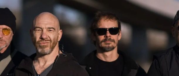 Bild enthält, Guitar, Musical Instrument, Adult, Male, Man, Person, Coat, Jacket, Jeans, Face