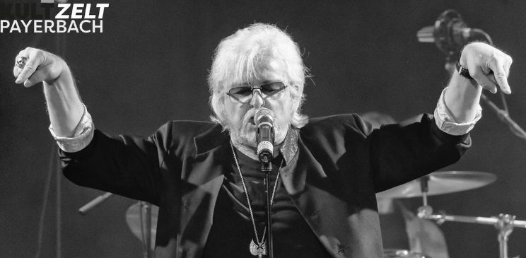 Bild enthält, Microphone, Finger, Person, Adult, Male, Man, Solo Performance, Concert, Crowd, Face