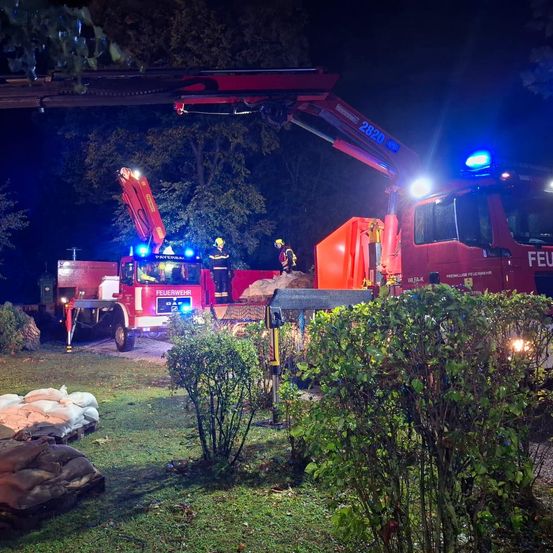 Bild enthält, Person, Transportation, Vehicle, Truck, Machine, Wheel, Helmet, Bulldozer