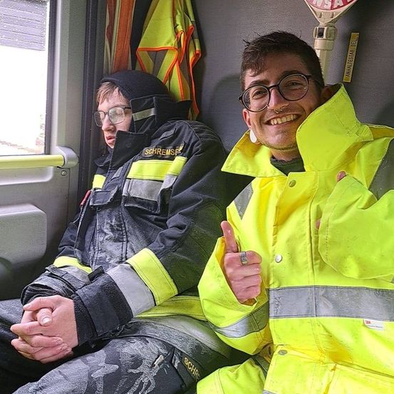 Bild enthält, Clothing, Coat, Adult, Male, Man, Person, Fireman, Face, Head