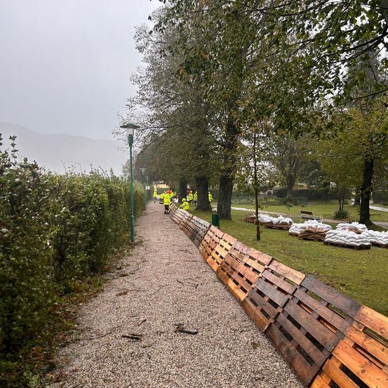 Bild enthält, Nature, Outdoors, Park, Wood, Scenery, Path, Trail, Bench, Person, Tree