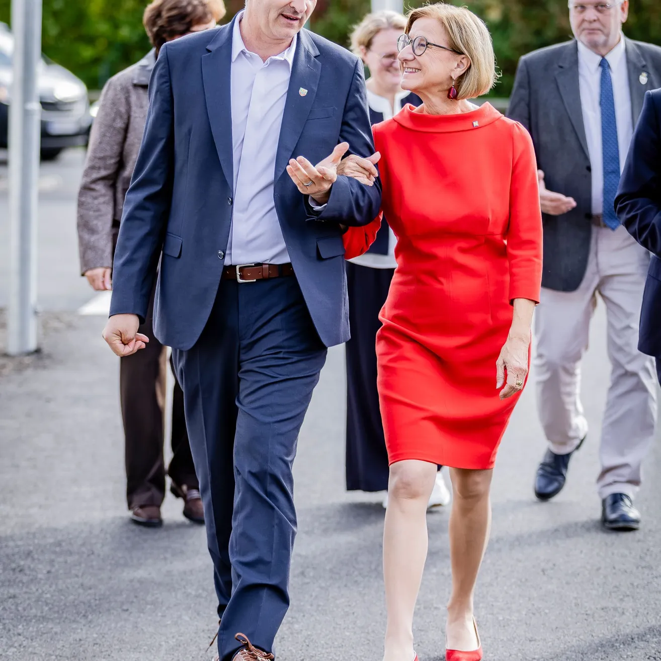 Ein Mann und eine Frau gehen Hand in Hand die Straße entlang.