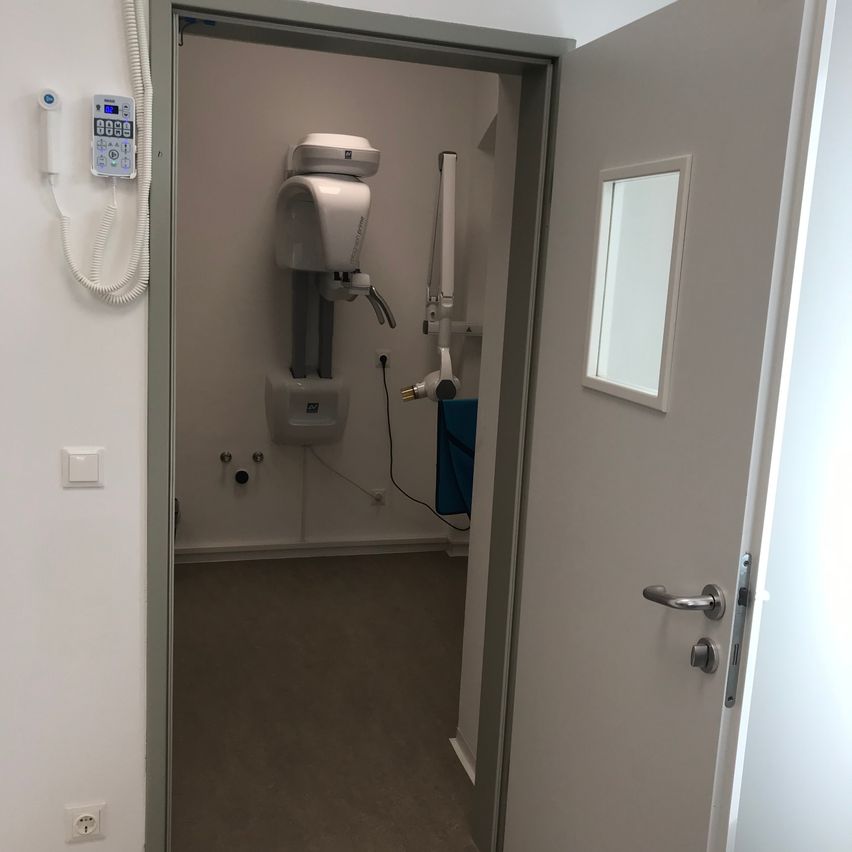 Bild enthält, Indoors, Interior Design, Floor, Flooring, Door