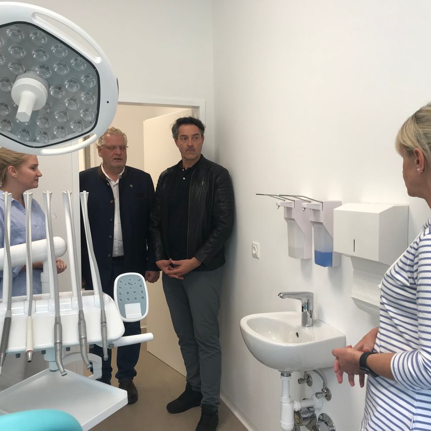 Bild enthält, Adult, Female, Person, Woman, Hospital, Male, Man, Basin, Coat, Suit