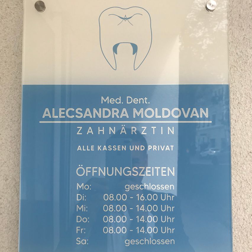 Bild enthält, Advertisement, Poster, Sign, Symbol, Text, Electrical Device, Switch, Plaque