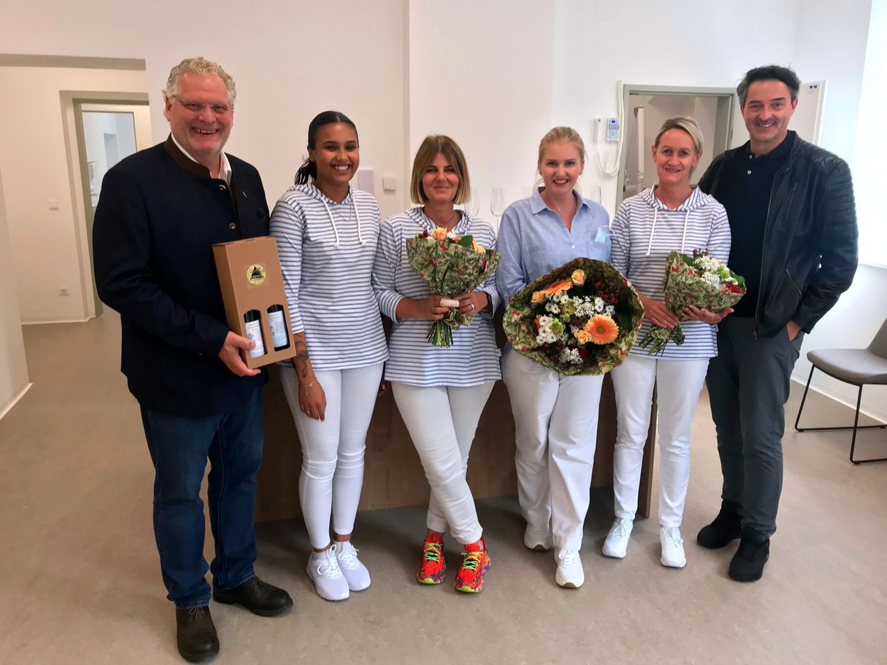 Bild enthält, Flower, Flower Arrangement, Flower Bouquet, Groupshot, Person, Adult, Male, Man, Coat, Woman