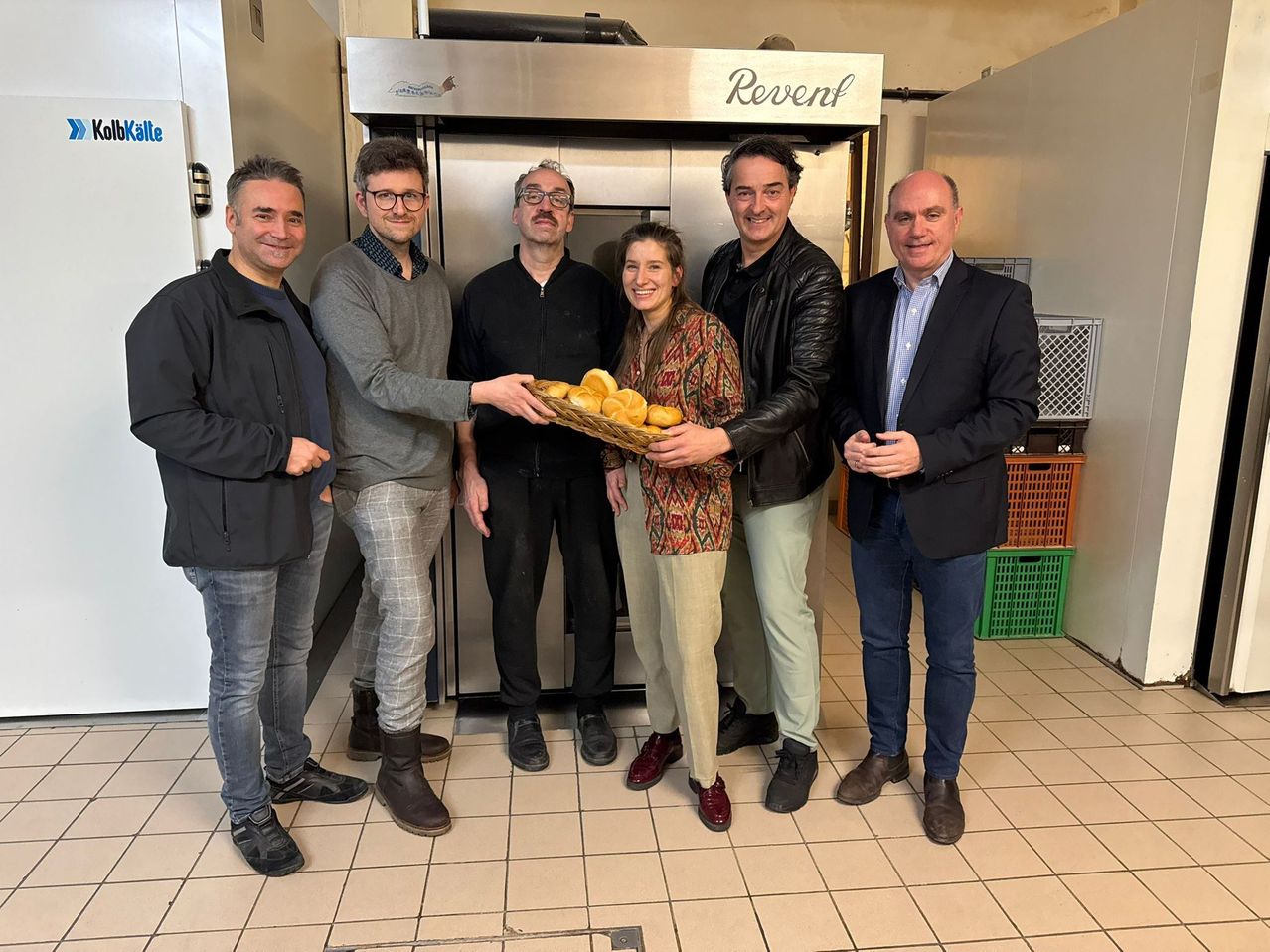 Bild enthält, Groupshot, Person, People, Adult, Male, Man, Coat, Face, Glasses, Pants