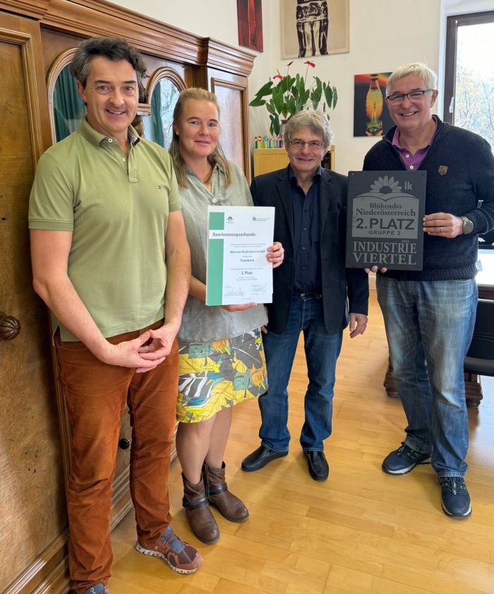 Bild enthält, Pants, Jeans, Blouse, Adult, Male, Man, Person, Portrait, Shoe, Coat