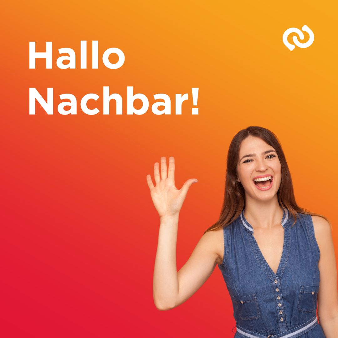 Eine Frau in einem Jeanskleid winkt enthusiastisch zur Kamera und lächelt. Die Worte 'Hallo Nachbar!' sind in Weiß auf einem orangefarbenen Hintergrund groß angezeigt.