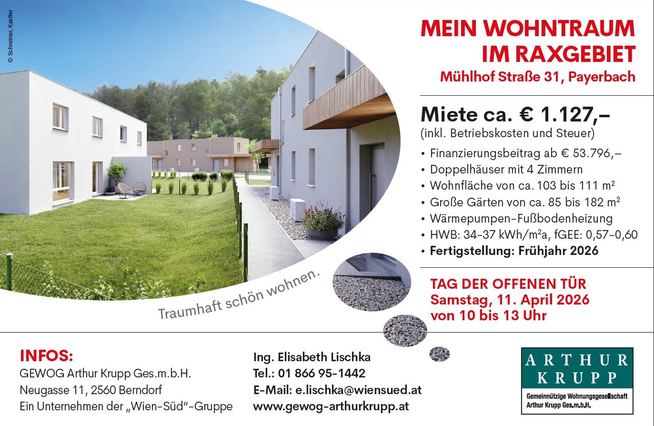 Ein Werbeplakat für eine Wohnimmobilie in Mühlhof Straße. Es zeigt ein modernes Haus, Grünflächen und einen klaren blauen Himmel. Die Miete beträgt ca. €. Ausstattung umfasst große Gärten, energieeffiziente Wärmepumpen und Fertigstellung im Frühjahr.
