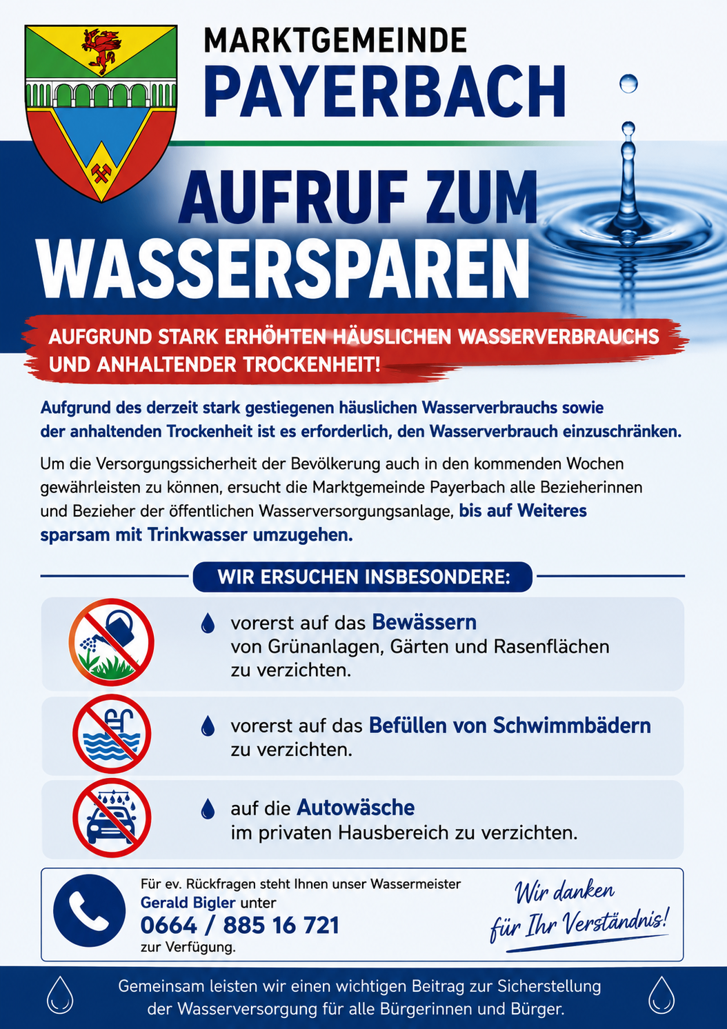 Ein Plakat mit rotem Hintergrund und blauem Wassertropfen-Bild, das zur Wassereinsparung aufgrund des hohen Haushaltswasserverbrauchs und anhaltender Trockenheit aufruft. Es betont die Notwendigkeit, Trinkwasser zu sparen, und listet spezifische Maßnahmen wie das Vermeiden von Rasenbewässerung und das Füllen von Schwimmbädern auf.