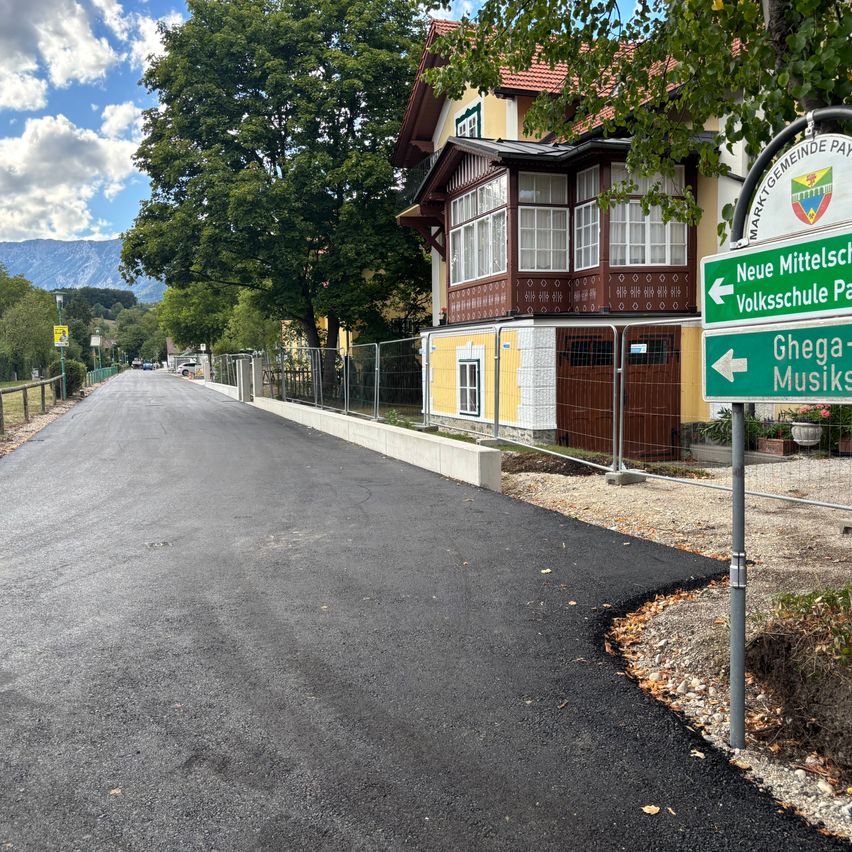 Neue Mittelschule, Volksschule Payerbach und Ghega-Musikschulweg auf Schildern in Payerbach.
