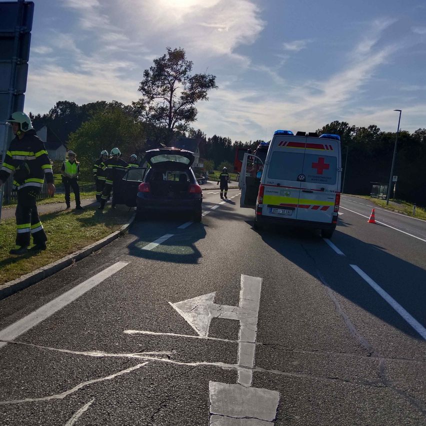 Bild enthält, Road, Tarmac, Person, Helmet, Highway, Car, Vehicle, Cityscape, Urban, Moving Van
