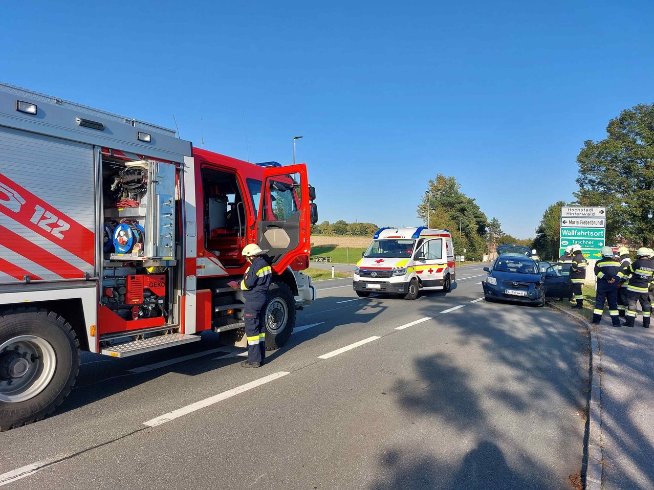 Bild enthält, Car, Transportation, Vehicle, Person, Truck, Helmet, Footwear, Shoe, Machine, Wheel