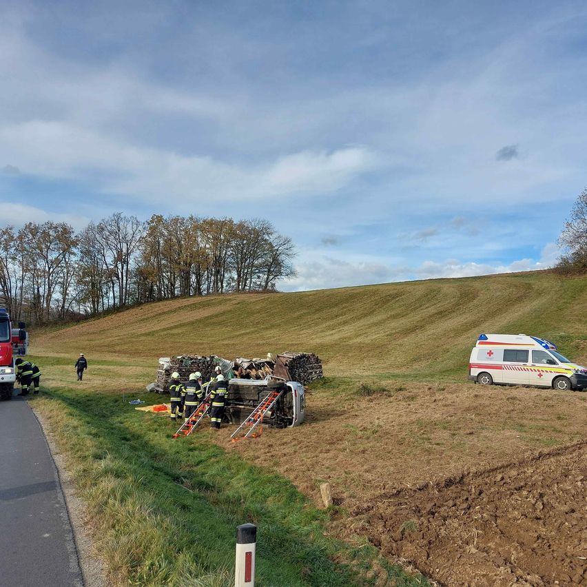 Bild enthält, Car, Transportation, Vehicle, Person, Outdoors, Road, Machine, Wheel, Helmet, Nature