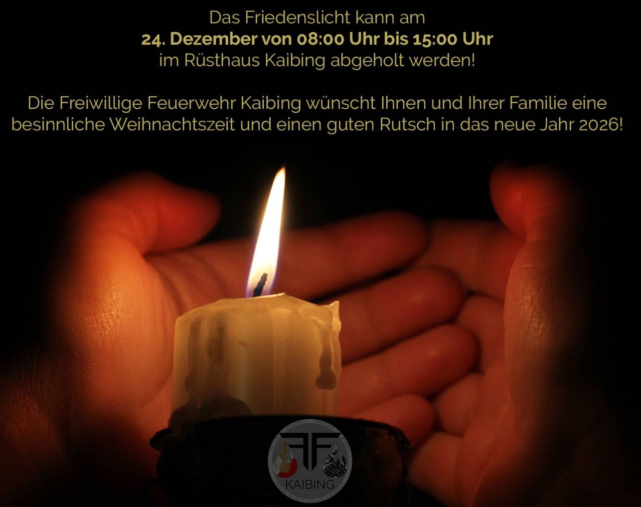 Eine Kerze wird in Händen vor einem dunklen Hintergrund gehalten. Der Text lautet 'Das Friedenslicht kann am 24. Dezember von 08:00 Uhr bis 15:00 Uhr im Ruhehaus Kaibing abgehalten werden.'