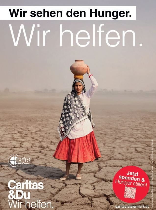 Eine Frau trägt einen Tontopf auf dem Kopf in einer trockenen, staubigen Landschaft mit einem Banner auf Deutsch, das 'Wir sehen den Hunger. Wir helfen.' und einen roten Kreis mit 'Jetzt spenden & Hunger stillen!' in der unteren rechten Ecke.