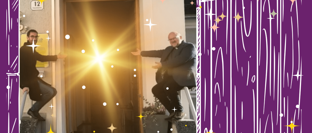 Zwei Männer stehen vor einem Gebäude. Ein Mann steht auf einer Treppe und der andere auf der Veranda. Ein helles Licht kommt aus der Tür.