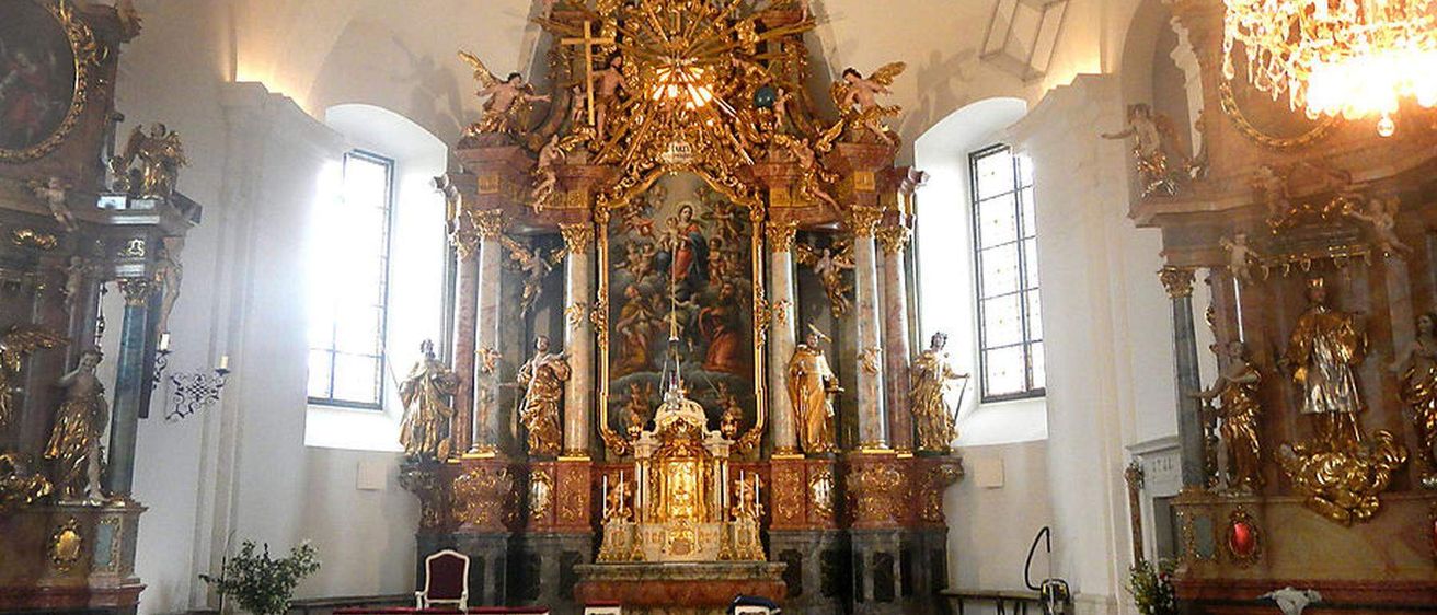 Bild enthält, Altar, Architecture, Building, Church, Prayer, Person, Indoors
