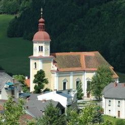 Bild enthält, Neighborhood, Building, Housing, House, Villa, Clock Tower, Spire, Bell Tower, Outdoors, Roof