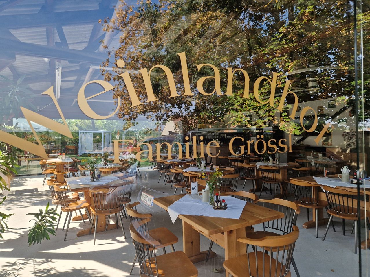 Bild enthält, Indoors, Restaurant, Cafeteria, Cafe, Dining Table, Furniture, Table, Chair, Dining Room, Food Court