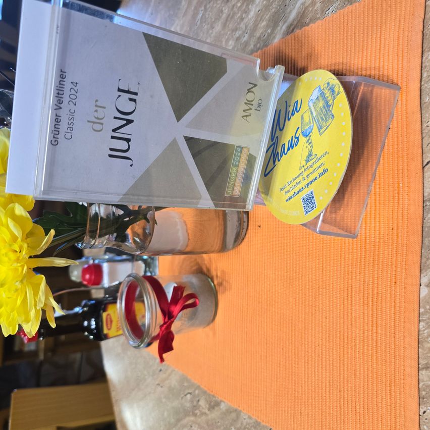 Bild enthält, Flower, Flower Arrangement, Plant, Flower Bouquet, Plywood, Wood, Beverage, Juice, Lemonade, Daffodil