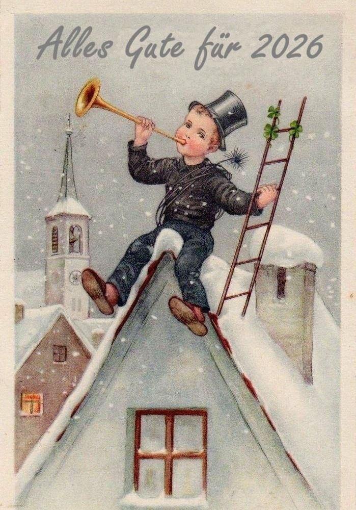 Eine vintage Weihnachtskarte zeigt ein Kind, das auf einem verschneiten Dach eine Trompete spielt, mit einer Leiter, einem Kirchturm und Kleeblättern im Hintergrund.