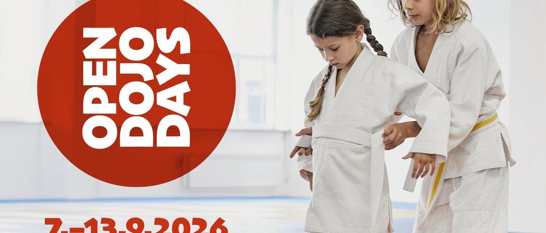 Zwei Mädchen in weißen Uniformen praktizieren Kampfsport. Eine lernt von der anderen, wobei die Worte Dojo Days und 9.2.2026 sichtbar sind.