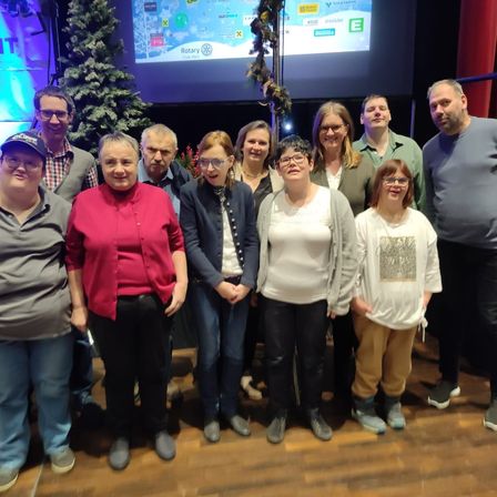 Bild enthält, Pants, People, Person, Groupshot, Jeans, Jacket, Adult, Male, Man, Blouse