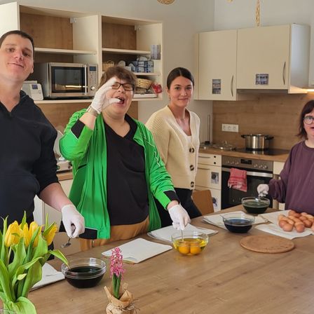 Bild enthält, Adult, Female, Person, Woman, Glove, Male, Man, Glasses, Kitchen, Brunch