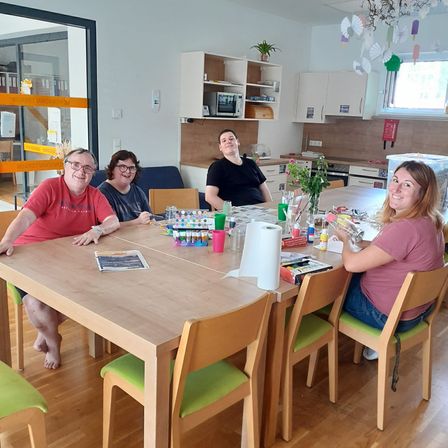 Bild enthält, Dining Room, Dining Table, Furniture, Table, Restaurant, Wood, Tabletop, Adult, Person, Woman