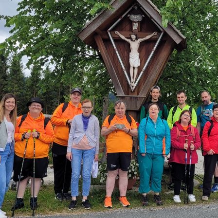 Bild enthält, Person, Walking, Vegetation, People, Park, Cross, Shelter, Shoe, Woodland, Shorts
