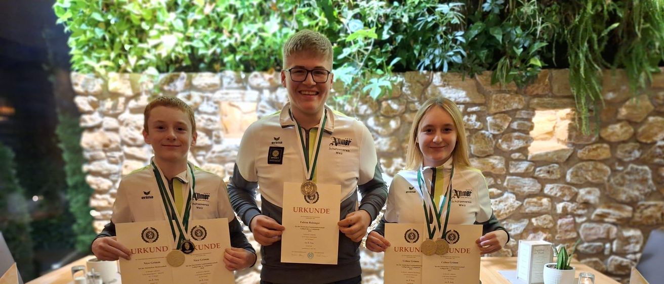 Bild enthält, Table, Dining Table, Pants, Adult, Male, Man, Person, Gold, Female, Woman