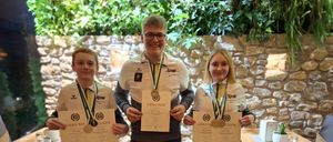 Bild enthält, Table, Dining Table, Pants, Adult, Male, Man, Person, Gold, Female, Woman