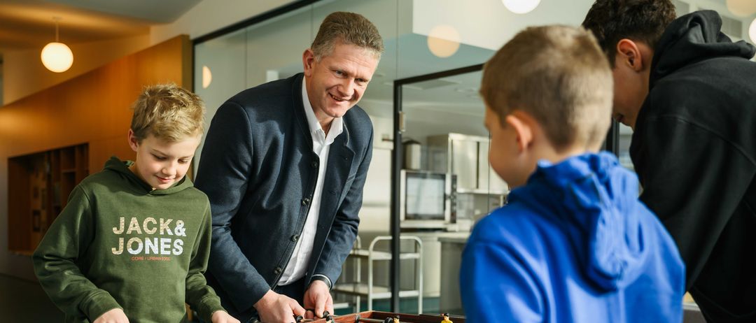 Bild enthält, Adult, Male, Man, Person, Boy, Child, Lamp, Head, Game, Table