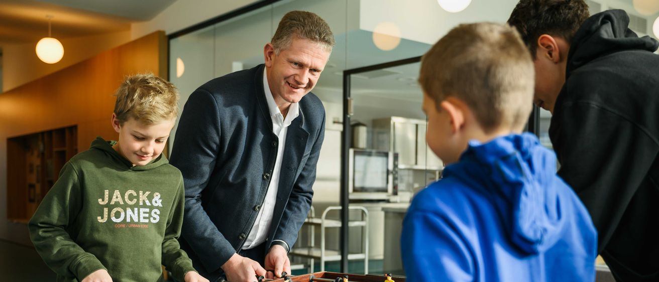 Bild enthält, Adult, Male, Man, Person, Boy, Child, Lamp, Head, Game, Table