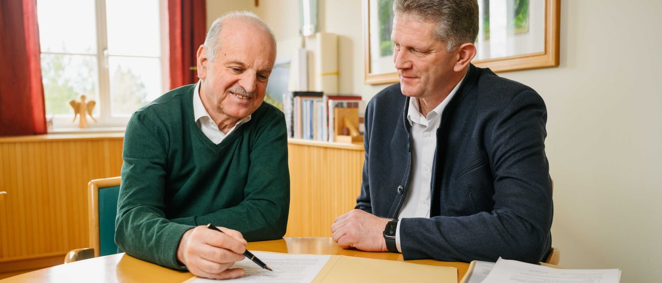 Bild enthält, Adult, Male, Man, Person, Pen, Conversation, Chair, Head, Face