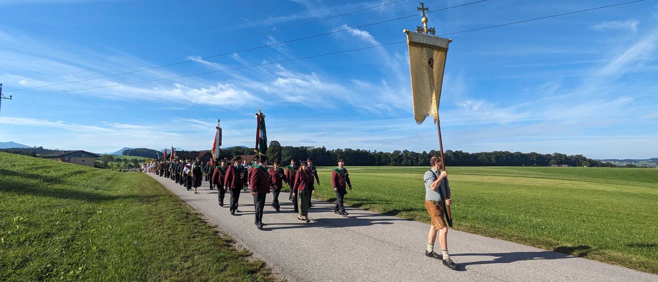 Bild enthält, Person, Walking, People, Shoe, Path, Grass, Outdoors