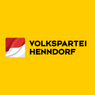 Das Bild zeigt einen gelben Hintergrund mit dem Logo und Namen von Volkspartei Henndorf. Das Logo ist ein Quadrat mit roten, weißen und schwarzen Farben. Der Name ist in fetten schwarzen Buchstaben.