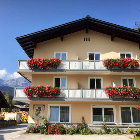 Bild enthält, Building, House, Housing, Villa, City, Hotel, Condo, Flower, Urban, Neighborhood