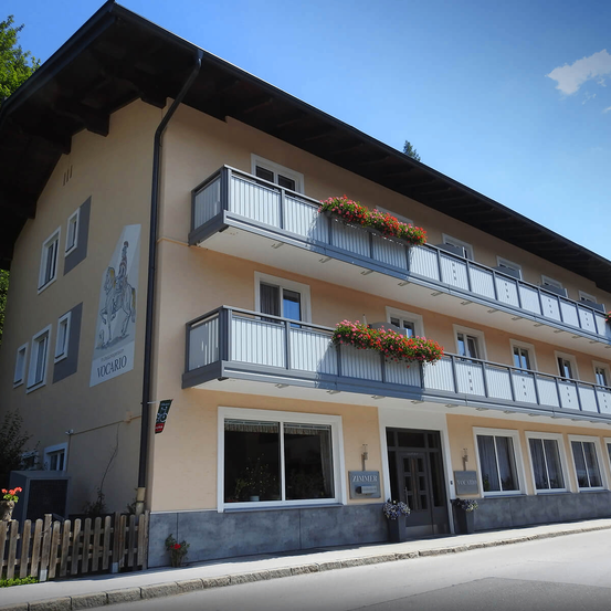 Bild enthält, City, Building, Condo, Housing, Villa, Urban, High Rise, Car, Apartment Building, Wheel