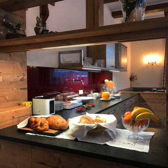 Bild enthält, Indoors, Interior Design, Brunch, Food, Kitchen, Stained Wood, Wood, Chair, Furniture, Table