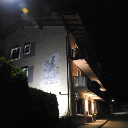 Bild enthält, City, Road, Street, Urban, Lighting, Path, Tarmac, Sidewalk, Night, Building