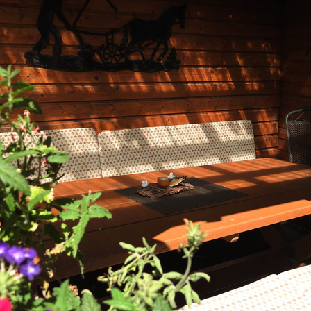 Bild enthält, Interior Design, Wood, Potted Plant, Bench, Furniture, Flower, Table, Pottery, Tabletop, Herbal