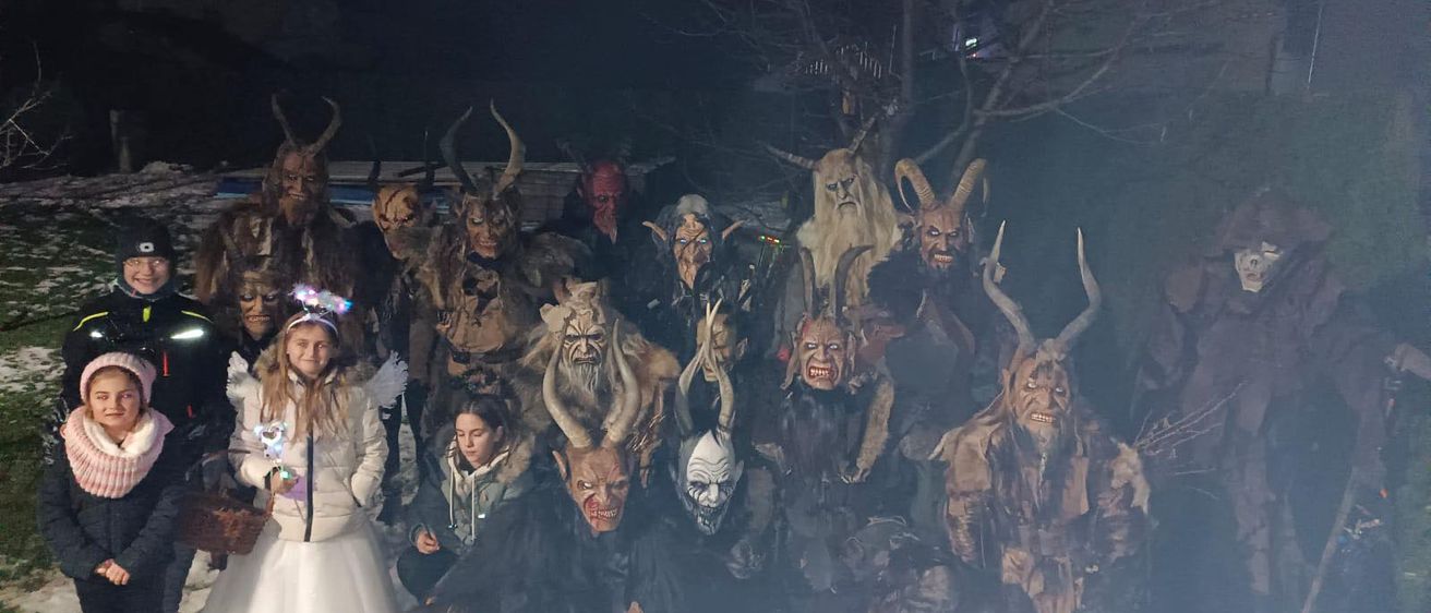 Bild enthält, Photography, Portrait, Dress, Formal Wear, Gown, Wedding Gown, Costume, People, Coat, Shelter