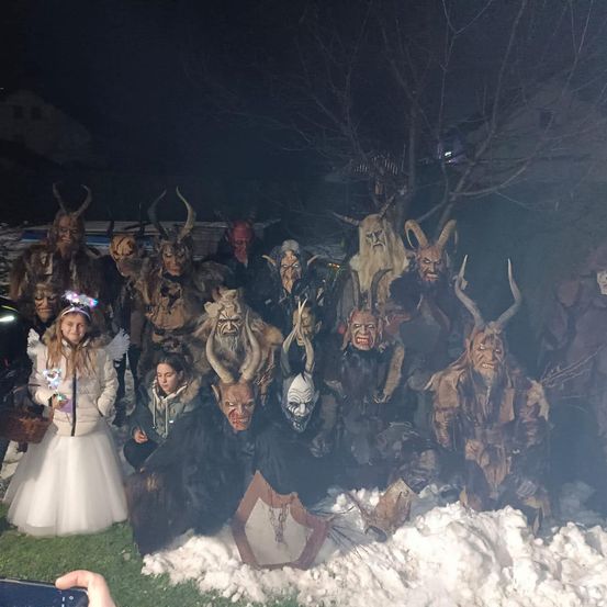 Bild enthält, Photography, Portrait, Dress, Formal Wear, Gown, Wedding Gown, Costume, People, Coat, Shelter